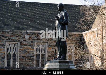 Die 1935 Statue von James B Herzog mit Zuckerrohr und Zigarre vor der Kapelle auf dem Campus der Duke University in Durham, North Carolina. Stockfoto