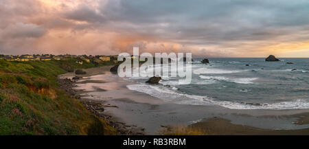 Dramatischer Einbruch bei Bandon von coquille Point Aussichtspunkt, Pazifikküste Landschaft, Oregon, USA. Stockfoto