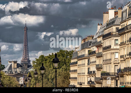 Dunkle Wolken umgeben den Eiffelturm ab Rue Soufflot, einer Straße mit beeindruckenden Apartment Gebäuden gesäumt, Paris, Frankreich Stockfoto