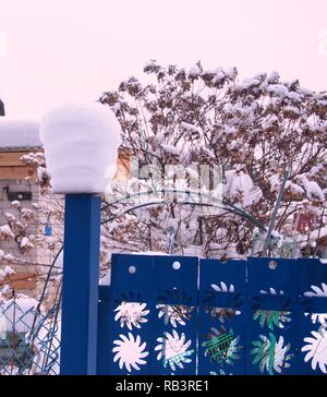 Schnee Kappen liegen auf dem Zaunpfosten. Nach einem heftigen Schneefall. Winterlandschaft. Stockfoto