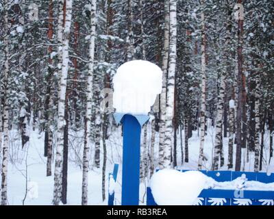 Schnee Kappen liegen auf dem Zaunpfosten. Nach einem heftigen Schneefall. Winterlandschaft. Stockfoto
