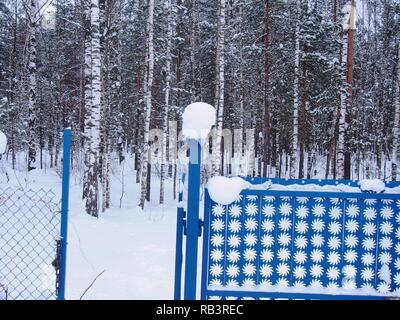 Schnee Kappen liegen auf dem Zaunpfosten. Nach einem heftigen Schneefall. Winterlandschaft. Stockfoto