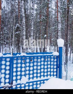 Schnee Kappen liegen auf dem Zaunpfosten. Nach einem heftigen Schneefall. Winterlandschaft. Stockfoto