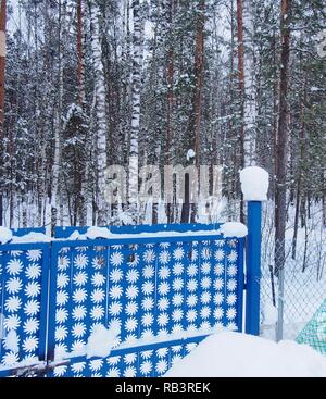 Schnee Kappen liegen auf dem Zaunpfosten. Nach einem heftigen Schneefall. Winterlandschaft. Stockfoto
