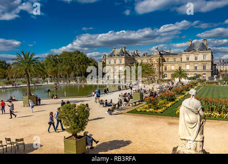 Menschen entspannend rund um den Teich an einem Sommertag vor dem Palais du Luxembourg der Sitz des französischen Senats, Jardin du Luxembourg Stockfoto