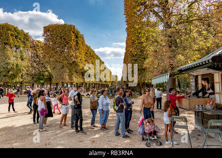 Die Leute in der Warteschlange zu einem Imbiss im Jardin du Luxembourg, Paris Stockfoto