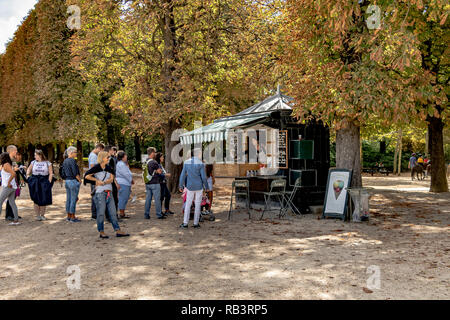 Die Leute in der Warteschlange zu einem Imbiss im Jardin du Luxembourg, Paris Stockfoto