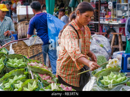 Lotus Verkäufer auf dem Bürgersteig der Pak Khlong Talat Flower Market in Bangkok Thailand Stockfoto