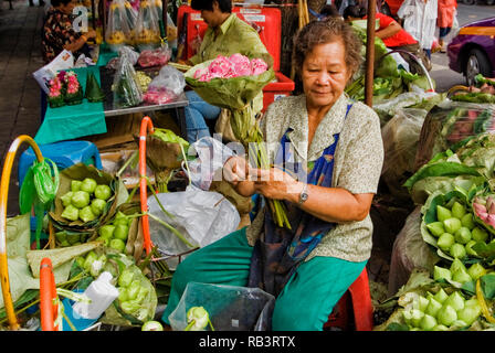 Lotus Verkäufer auf dem Bürgersteig der Pak Khlong Talat Flower Market in Bangkok Thailand Stockfoto