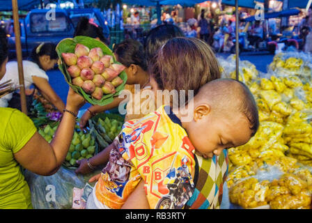 Lotus Verkäufer auf dem Bürgersteig der Pak Khlong Talat Flower Market in Bangkok Thailand Stockfoto