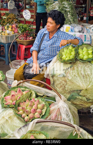 Lotus Verkäufer auf dem Bürgersteig der Pak Khlong Talat Flower Market in Bangkok Thailand Stockfoto