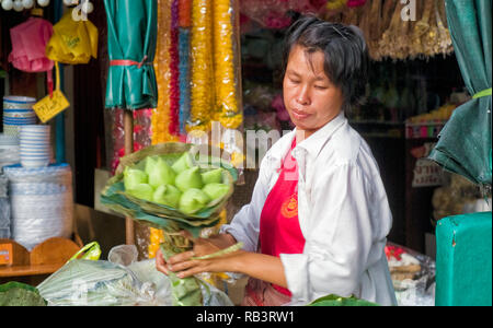 Lotus Verkäufer auf dem Bürgersteig der Pak Khlong Talat Flower Market in Bangkok Thailand Stockfoto