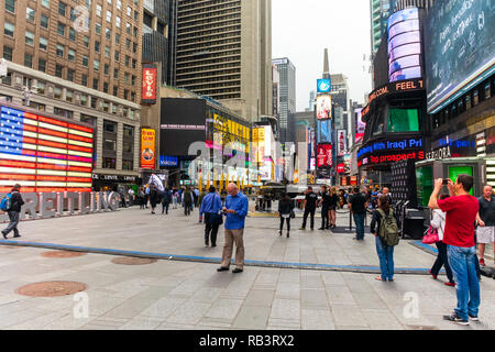 New York, NY, USA - Juni 8, 2015. Touristen zu Fuß durch die Fußgängerzone Plaza, einige aufschnappen Fotos, in der Stadtmitte in der Nähe des Times Square. Stockfoto