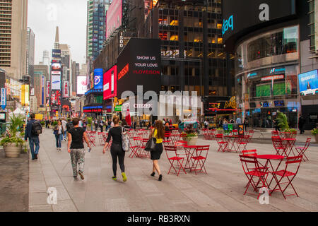 New York, NY, USA - Juni 8, 2015. Touristen zu Fuß durch die Fußgängerzone Plaza in Midtown, Times Square. Stockfoto