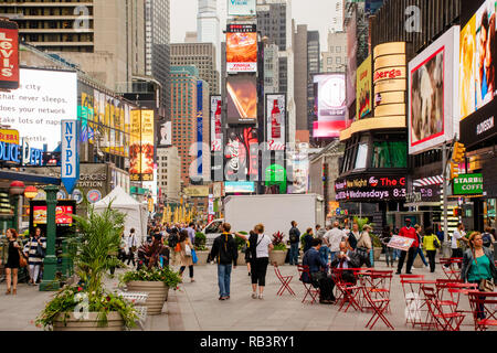 New York, NY, USA - Juni 8, 2015. Der Times Square ist voller Passanten und Touristen auf einen leicht bewölkt Sommermorgen. Stockfoto