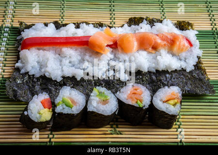 Die Sushi zu Hause mit Lachs und Paprika Stockfoto