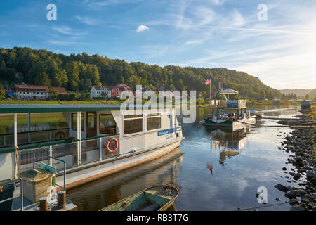 Fährverkehr auf der Elbe in der Nähe von Wehlen im Elbsandsteingebirge in der Sächsischen Schweiz Stockfoto