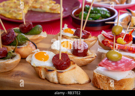 Kleine Vorspeisen am Spieß mit Käse, Oliven und Würstchen. Tapas und Antipasti Essen Stockfoto