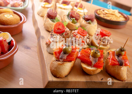 Kleine Vorspeisen am Spieß mit Käse, Oliven und Würstchen. Tapas und Antipasti Essen Stockfoto