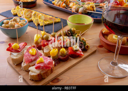Kleine Vorspeisen am Spieß mit Käse, Oliven und Würstchen. Tapas und Antipasti Essen Stockfoto