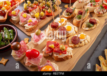 Kleine Vorspeisen am Spieß mit Käse, Oliven und Würstchen. Tapas und Antipasti Essen Stockfoto