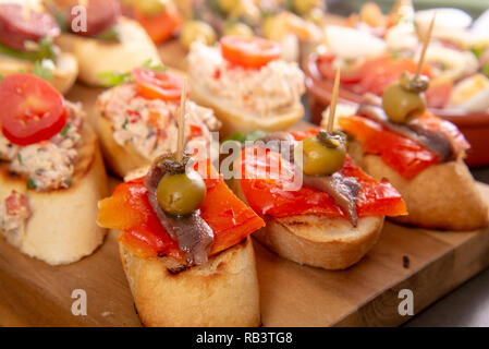 Kleine Vorspeisen am Spieß mit Käse, Oliven und Sardellen. Tapas und Antipasti Essen Stockfoto