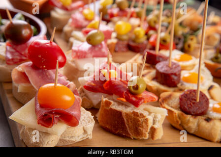 Kleine Vorspeisen am Spieß mit Käse, Oliven und Würstchen. Tapas und Antipasti Essen Stockfoto