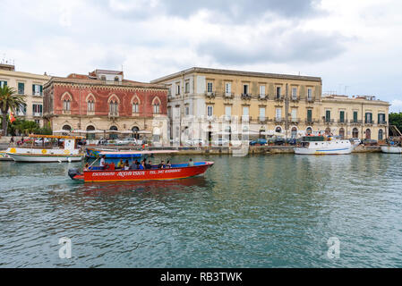 Syrakus, Sizilien, Italien - 23 August 2017: Touristen nehmen Bootsfahrt rund um die Insel Ortygia Stockfoto