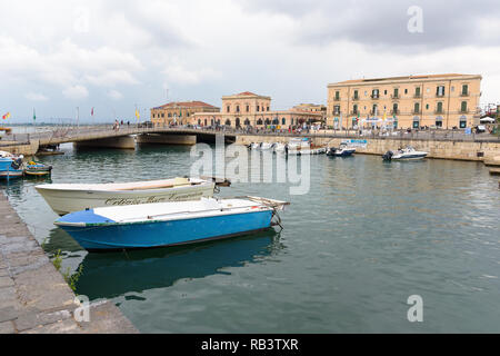 Syrakus, Sizilien, Italien - 23 August 2017: Boote an der Brücke, die Stadt Syrakus mit Insel Ortygia. Stockfoto