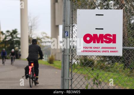 Ein Zeichen für OMSI (Oregon Museum von Wissenschaft und Industrie) auf ein Metalltor, dass "Du bist nur .000000002 astronomische Einheiten entfernt. Stockfoto