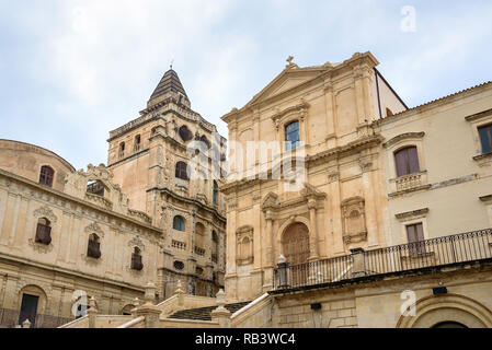 Fassade der Kirche San Francesco in Assisi in Noto, Sizilien, Italien Stockfoto