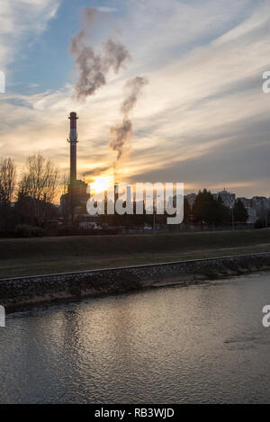 Rauch von der Fabrik auf den Himmel Stockfoto