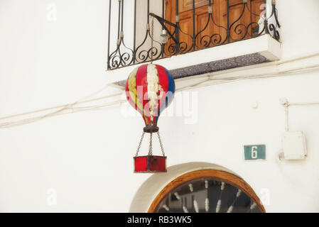 Dekorative Heißluftballon-Modell von einem Balkon in Altea, Provinz Alicante, Spanien hängen Stockfoto