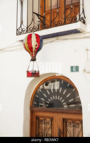 Dekorative Heißluftballon-Modell von einem Balkon in Altea, Provinz Alicante, Spanien hängen Stockfoto