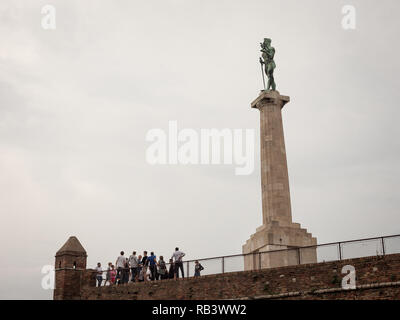 Belgrad, SERBIEN - Juli 7, 2018: Touristen in der Menschenmenge vor Victor statue stehend auf die Festung Kalemegdan, von unten gesehen. In Kalemeg entfernt Stockfoto