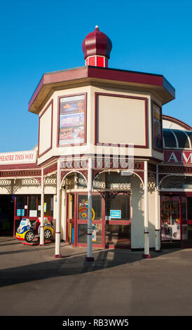 Octagnol Eingang auf der Promenade zu Spielhalle auf North Pier in Blackpool Lancashire England Großbritannien Stockfoto