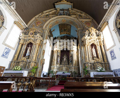 Blick auf den Hauptaltar und Seitenaltäre der barocken Kirche St. Petrus in der Stadt von Gouveia, Beira Alta, Portugal Stockfoto