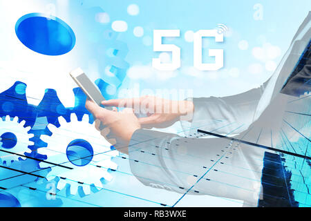 5G-Netzwerk drahtlose Systeme und Internet der Dinge (Iot), Digitale smart City- und Kommunikationsnetzwerk. Sehr schnelles Verbinden globale drahtlose Geräte. Atom Stockfoto