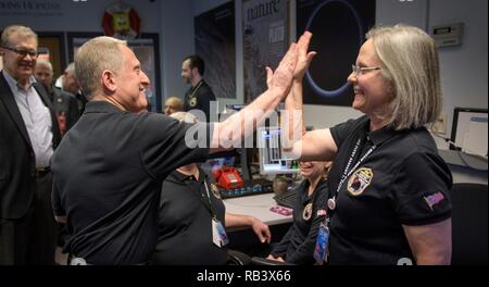 Neue Horizonte principal investigator Alan Stern vom Southwest Research Institute gibt eine Fünf zu neuen Horizonten Mission Operations Manager Alice Bowman von der Johns Hopkins University Applied Physics Laboratory nach der Bestätigung der Vorbeiflug von Ultima Thule an der Johns Hopkins University Applied Physics Laboratory Januar 1, 2019 in Laurel, Maryland. Die Vorbeiflug der Raumsonde aufgetreten ist 6,5 km (4 Mrd. km) entfernt, so dass es die am weitesten entfernten überhaupt Erforschung der ein Objekt in unserem Sonnensystem. Stockfoto