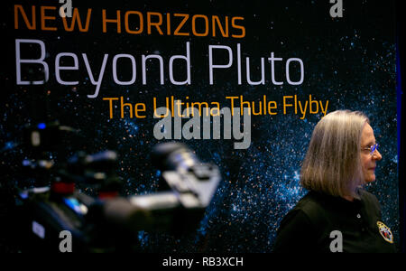 Neue Horizonte der Mission Operations Manager Alice Bowman von der Johns Hopkins University Applied Physics Laboratory während der Pressekonferenz nach dem bestätigten Vorbeiflug von Ultima Thule an der Johns Hopkins University Applied Physics Laboratory Januar 1, 2018 in Laurel, Maryland. Die Vorbeiflug der Raumsonde aufgetreten ist 6,5 km (4 Mrd. km) entfernt, so dass es die am weitesten entfernten überhaupt Erforschung der ein Objekt in unserem Sonnensystem. Stockfoto