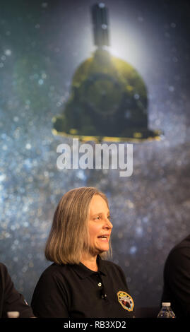 Neue Horizonte der Mission Operations Manager Alice Bowman von der Johns Hopkins University Applied Physics Laboratoryduring der Pressekonferenz nach der bestätigten Vorbeiflug von Ultima Thule an der Johns Hopkins University Applied Physics Laboratory Januar 1, 2018 in Laurel, Maryland. Die Vorbeiflug der Raumsonde aufgetreten ist 6,5 km (4 Mrd. km) entfernt, so dass es die am weitesten entfernten überhaupt Erforschung der ein Objekt in unserem Sonnensystem. Stockfoto