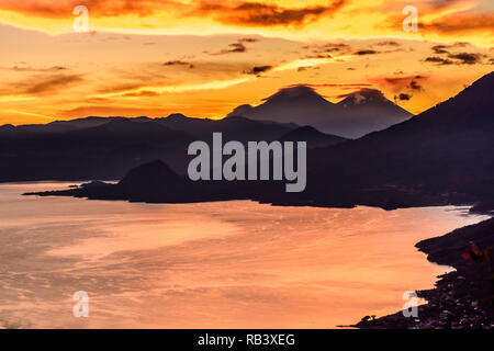 Sonnenaufgang über Atitlan See & 3 Vulkane. Blick vom Indischen Nase, San Juan La Laguna im guatemaltekischen Hochland. Stockfoto