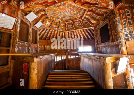 Aizuwakamatsu, Japan - 21 April 2018: Aizu Sazaedo Tempel oder Entsu Sansodo, erbaut 1796, ist einer der ältesten hölzernen Strukturen seiner Art und ein Stockfoto