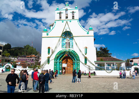 Touristen und Einheimische in der Kirche San Juan, San Juan Chamula, Chiapas, Mexiko Stockfoto