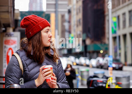 Glückliche junge jugendmädchen trinken Kaffee aus dem pappbecher auf Stadt. Stockfoto