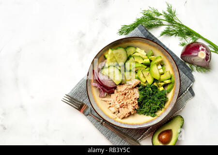 Leckeren, gesunden Schüssel mit Thunfisch, cucmber und Avocado Salat. Ansicht von oben Stockfoto