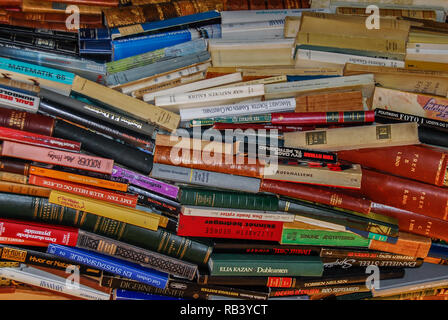 Buchen Sie große farbige in der Bibliothek Stapel Stockfoto