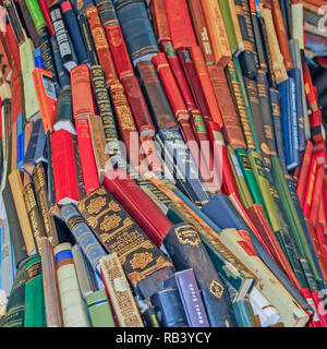 Buchen Sie große farbige in der Bibliothek Stapel Stockfoto