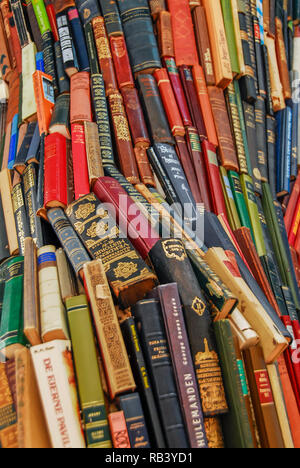 Buchen Sie große farbige in der Bibliothek Stapel Stockfoto