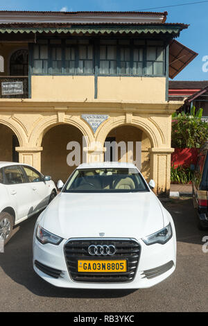 Goa, Indien - Dec 18, 2018: Ein Audi Auto außerhalb einer alten portugiesischen Stil Haus in Goa, Indien geparkt. Indien ist langsam immer mehr Wohlstand. Stockfoto